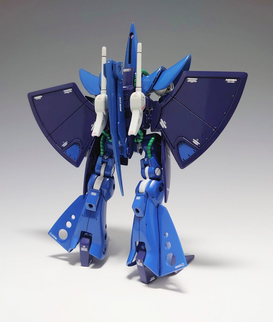 高機動な機体とは思えない推進装置の少なさに驚く背面。劇中ではスラスターがありもしない場所から噴射してますが…「このヤザンとハンブラビの組み合わせから逃げられるかな」