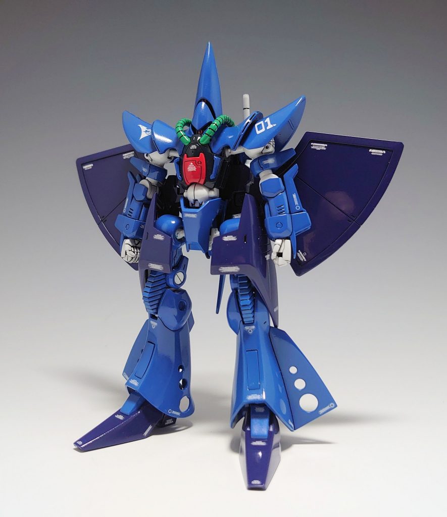 特徴的なシルエットを持つ異形のMSハンブラビ。「得体のしれない力を感じる…この感じ好きではない…」 