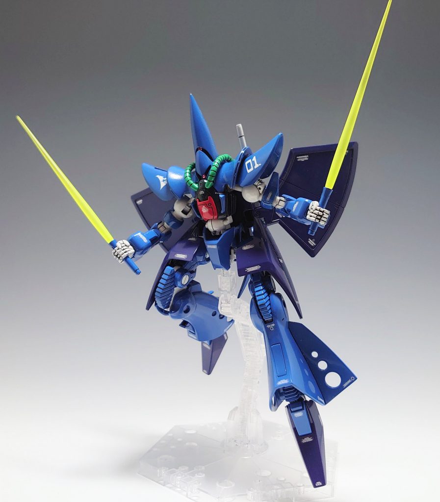 定番のビームサーベル腕の中に入っている設定ですが腕の中からビームガンを展開して射撃しているシーンもあり何処にそんなスペースがあるのかは不明。「手篭めにしてやる！」