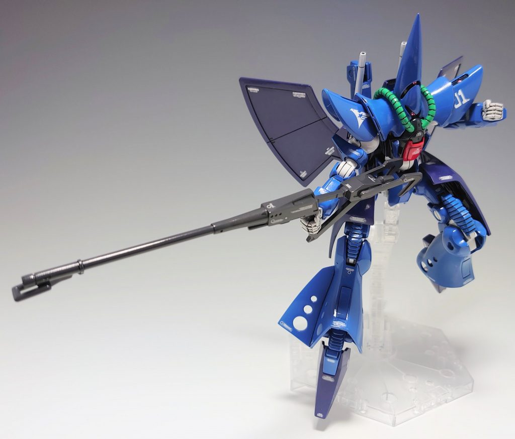 ヤザン機が使用していたガブスレイ用のフェダーインライフル。マラサイバルーンのケースを持っていたシーンでは背中にマウントしていましたがこのキットではマウント不可。信じられないくらい持ちにくいのでラムサス、ダンケルはハイザック、マラサイ用のビームライフルを使っていたのも納得です。「外すほうが難しいぜ！」