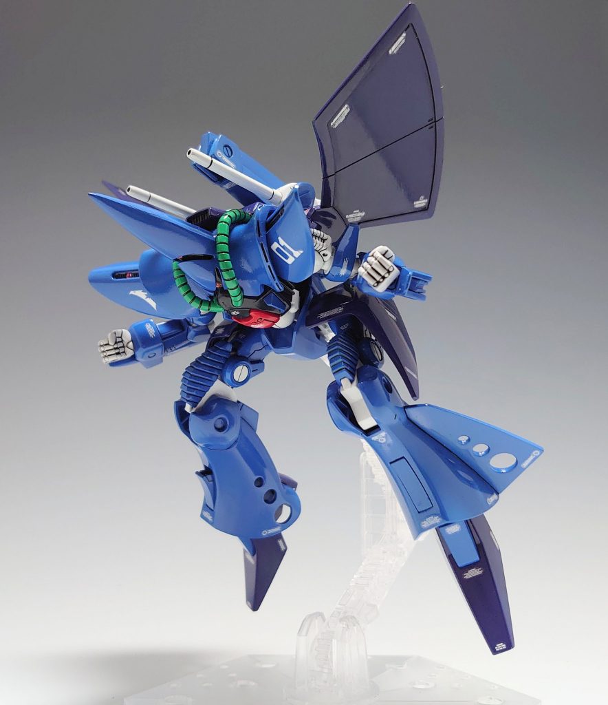 背部ビームガン。フリーダムのバラエーナの様に肩上に展開して使用しているシーンもありましたがこのキットでは再現されていません。「鼠がチョロチョロと！」