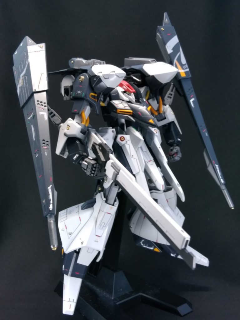 ①0.15mmスジ彫りカーバイトでスジ彫りの彫り直し、各径のスピンブレードで丸モールド堀直しました。②頭部は、余剰のギャプランヘッドに変更。③上腕部別パーツ化。ヘイルズ改の上腕移植。ジョイントで接合。④シールドブースターの取り付け部品は、一部加工して、球体ジョイントパーツに。⑤ハンドパーツは、ワイルドハンドを使用。⑥脚部太もも4mmプラ板で延長。