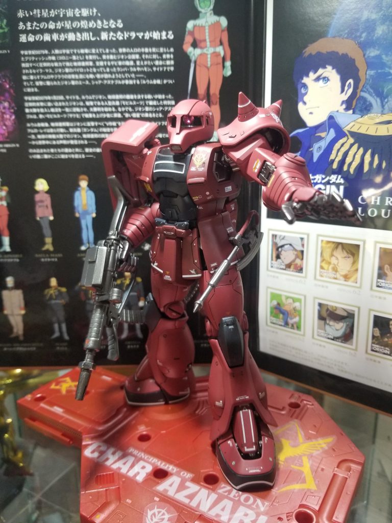 シャア専用台座にて。ベルトが重くて右腕が段々下がってきてしまい、思うようにポーズがとれません。