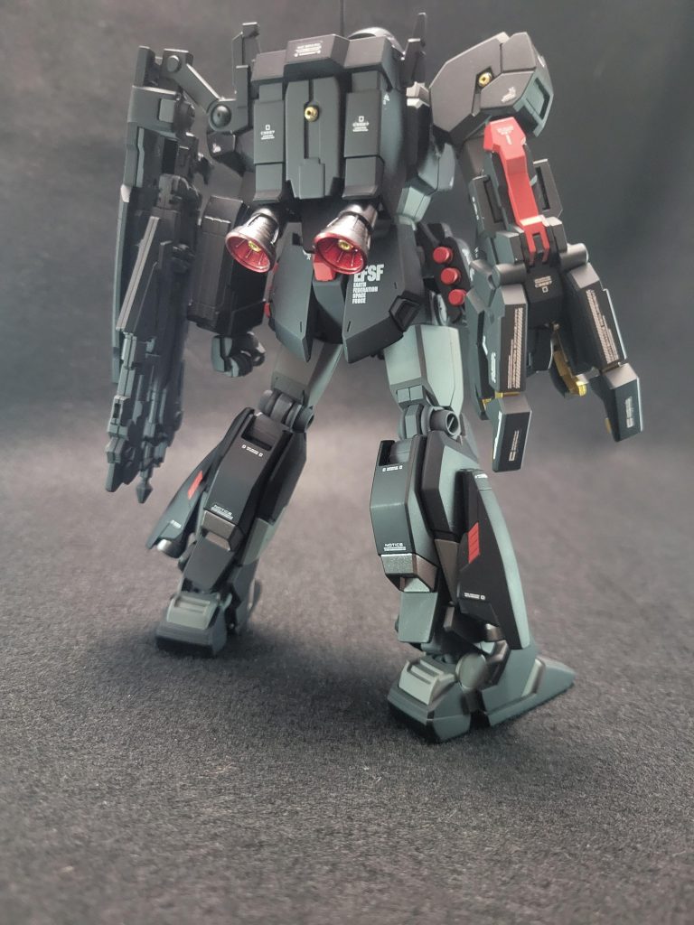 バックショット。バーニアを大型化。バーニア内部をキャンディ塗装後、中にメタルビーズを仕込みディテールアップ。両脚の外側にブースターを追加しました。