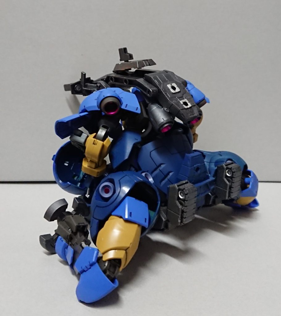 後ろ姿。ほぼ関節を曲げタンクパーツのポジションを移動させる簡易変形なので、後述のMS形態は差し替え無しです。