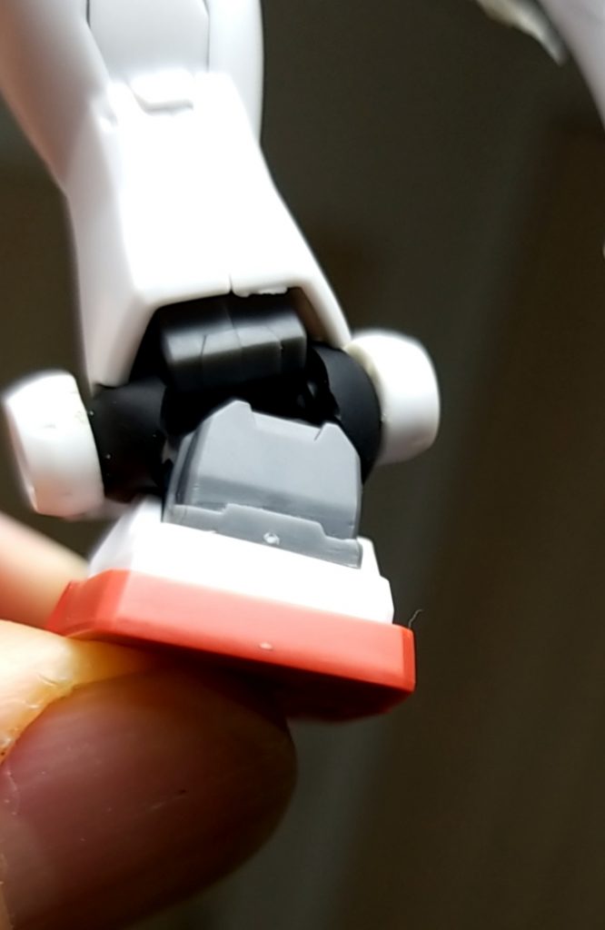 空いている空間とアンクルガード保持のためにイヤホンカバーを少し整形して挟みました。一石二鳥ですね😃