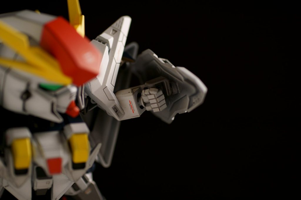 シールドも持てる、握りコブシ。ライフルの持ち手とは、人差し指と親指の配置が違います。ハンドパーツを立体的にすることで、本当に表情豊かになったと思います。