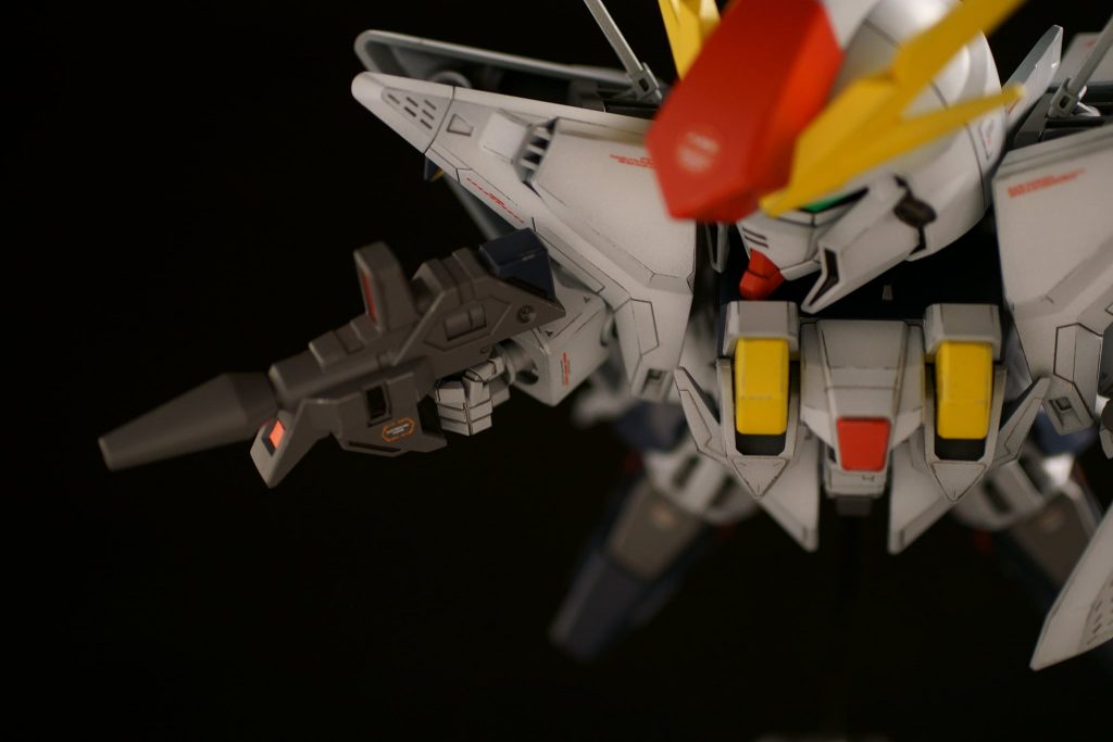 ビームライフルの持ち手は、人差し指がトリガーにあるイメージです。武器そのものはそのまま刺さるようにしてあります。