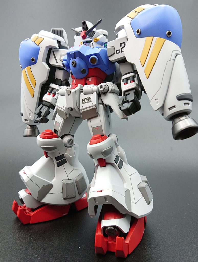 あわせ目消しや段おちモールドにし、モールドを彫りなおし新規モールドを追加。腰部を２㎜、足首のボールジョイントを３㎜延長。立ち姿を自然に