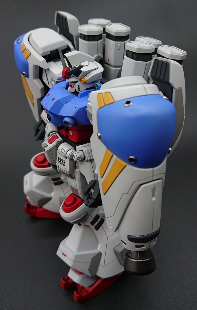 肩アーマーの凹をくりぬき３㎜のメタルパイプを埋め込み