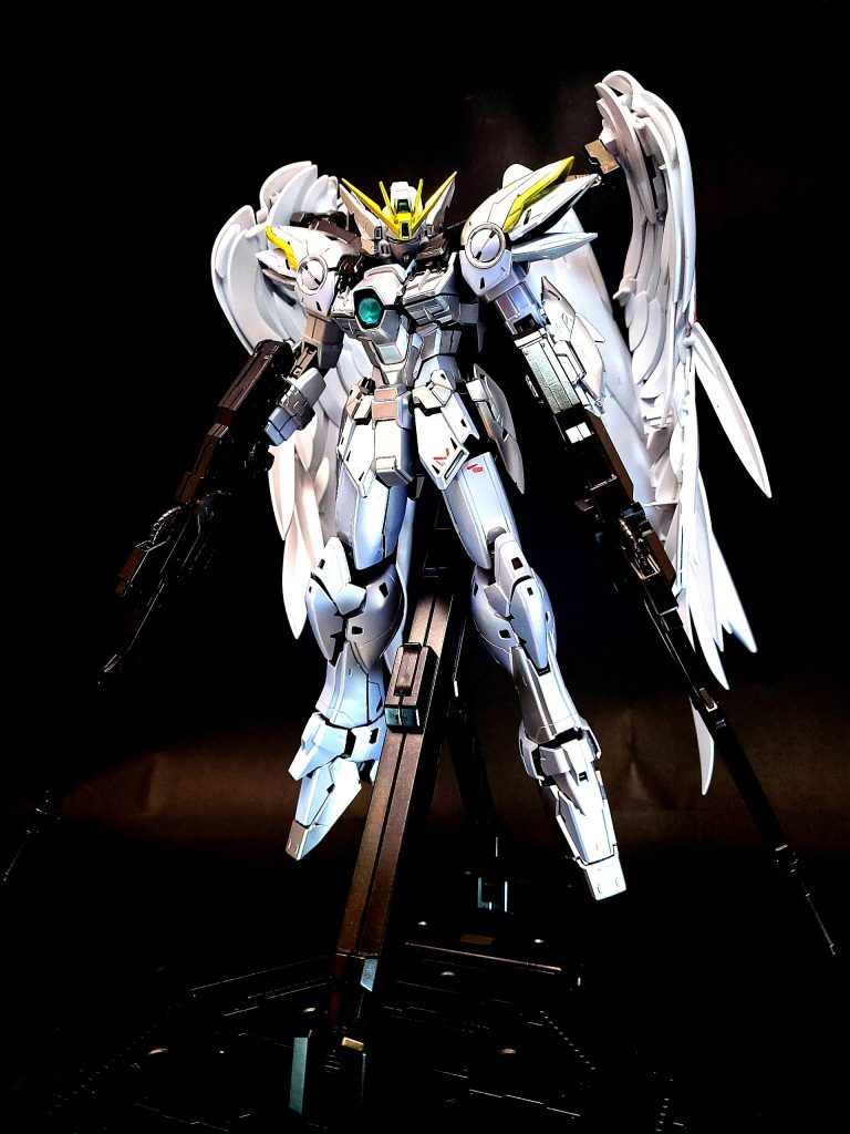 また、ブラックウイングのバスターライフルの直撃をうけても本体は無事であり、通常の機体と一線を画すガンダニュウム製のMSの防御力も健在である。加えて通常の機体ならば行動不能になると言われる火星の強力な磁気嵐の中でもステルスマントを羽織るだけで稼働可能である。このステルスマントは火星連邦の監視衛星でも発見不可能とされる特殊なステルス機能を持つ。色は白。ゼロシステムが搭載されているが、ウイングガンダムゼロやエピオンと異なり意図的なオンオフが可能。