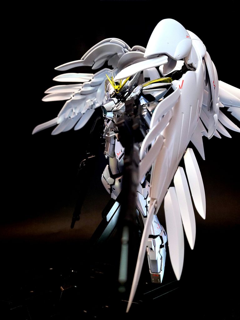 基本武装はカートリッジ装填式の新型バスターライフル(装弾数は三発、予備カートリッジ三発を携行)とビームサーベルで、かつてヒイロが搭乗したウイングガンダムに通じるところがある。追加武装として『七つの矮星(ジーベンツバーク)』という特殊な弾頭を新型バスターライフルにセットし、七つの特殊な効果(W教授は特性と表現)を持った砲撃を放つことが可能。文章中では弓矢のように表現されるが、クロスボウ状の武器だと言及されている。