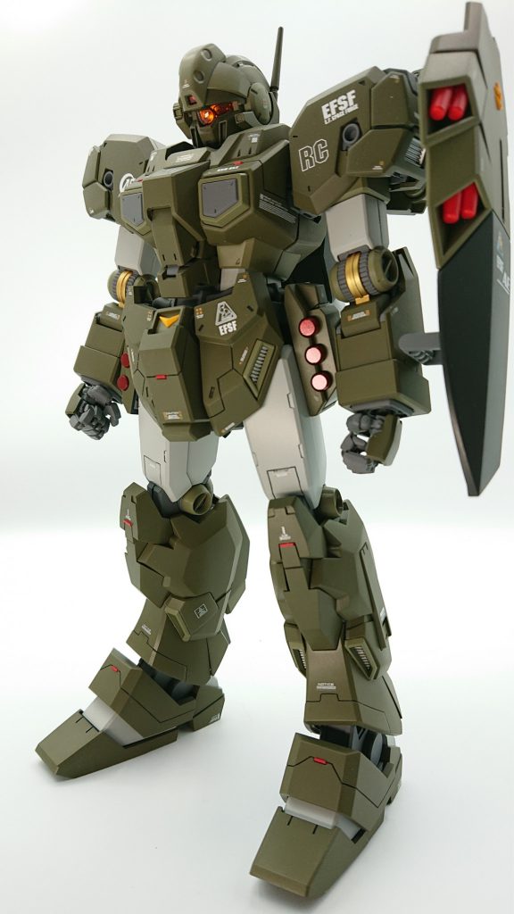 グリーンも二色使い塗り分け、スラスターの排気口をシャインシルバーで塗装