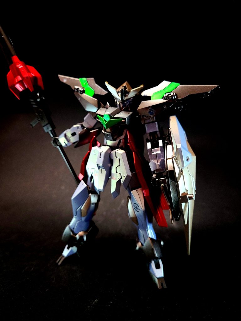 ジャスティスナイトのコンセプトを推し進めた「味方を守る盾」となるための防御性能に重点が置かれており、迅速に味方のもとへ駆けつけられる機動性、味方にせまる敵を即座に倒すための攻撃力の向上も防御の要素に含まれている。さらに、コアガンダムの構造を参考にした変形機構も組み込まれており、イージスのスキュラ発射形態に似た強襲戦闘モードと高速巡航モードの2種類のMA形態を使い分ける。後述のリライジングガンダムへの合体時に余剰となる胴体と武装は、小型機のコアファイターとなる