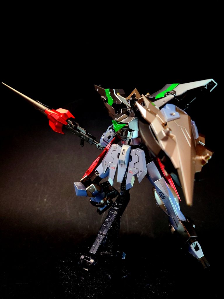 武装は、ジャスティスナイトのランサーを改修した「KT-E05R ライティショットランサー改」、同じくジャスティスナイトのサークルシールドを改修した「AS-1215 イージスシールド」、シールドの裏側に収納されるビームサーベル「KT-R01B レーヴァテインビームレイピア」、強襲戦闘モード時の各アーム先端から発振されるビームサーベル4基。