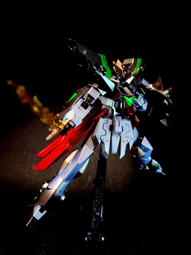 ランサー、シールド、レイピアを合体させることで、巨大剣「KT-HBS06GW ケラノウスハイパービームソード」となり、使用時は頭部の鶏冠が王冠のように起立する「キングモード」に変形する