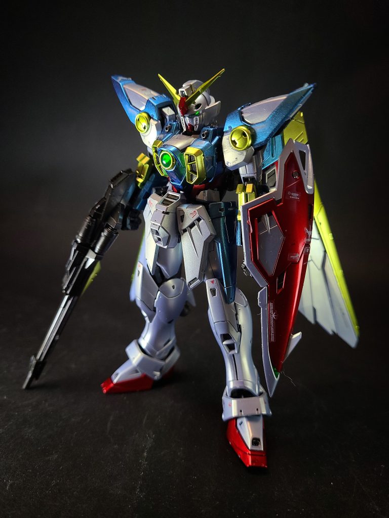 本機の機動性の大半は、バックパックに接続された一対のウイングユニットに集約されている[3]。このユニットは単純に揚力を発生させるのみならず、翼の分割されたパーツを可動・変化させることで機体の空力特性を適宜変化させ、失速から極超音速飛行までに至るあらゆる速度域に対応することができる[3]。宇宙空間においても、質量移動(AMBAC)や内蔵されたバーニアスラスターを併用した高い姿勢制御能力を発揮する。さらにバード形態に変形し、機動力と行動範囲を上昇させることで、ほかのガンダムよりも上の作戦行動が可能[3]。胴体中央に配置されたサーチアイは、頭部のカメラアイでは収集できない映像や電波情報も補足可能としている[4]。膝裏のレッグスラスターを駆使することで高い走力を発揮し、バード形態時の推進器としても機能する