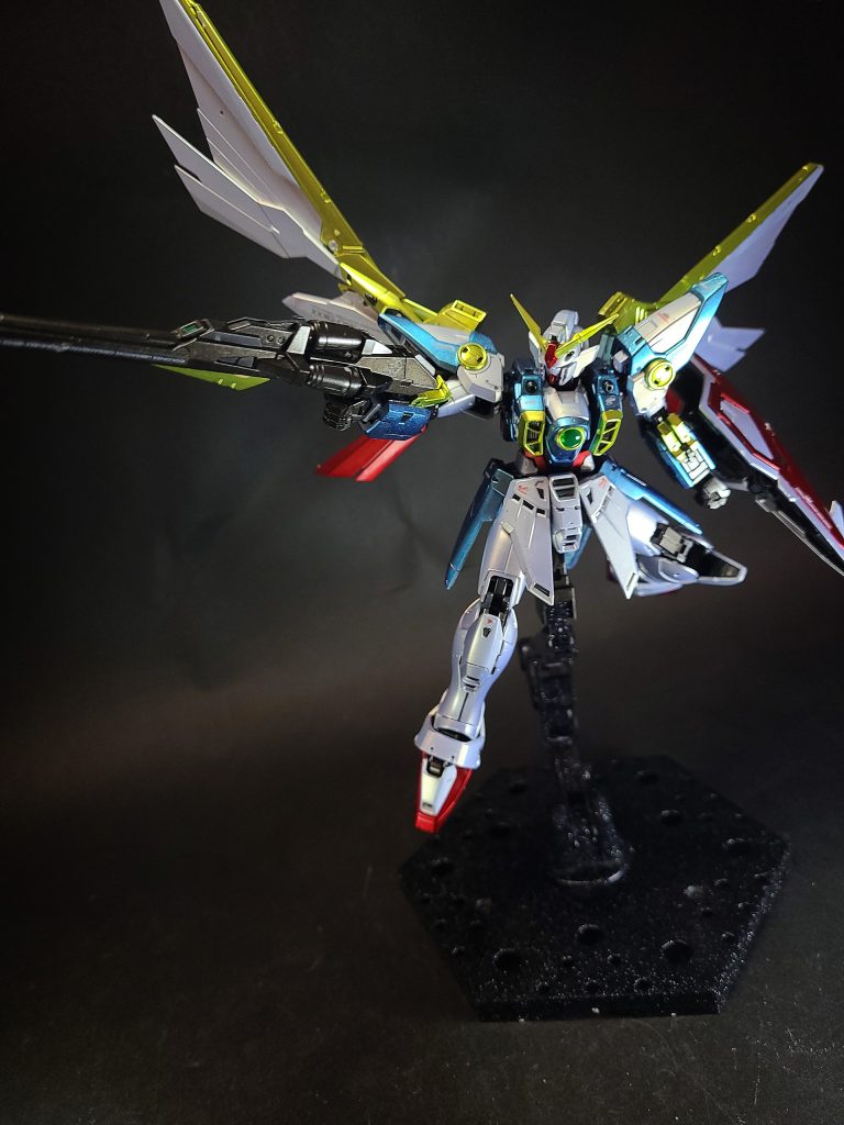 コクピットオペレーション・メテオによって使用された5機のガンダムのコクピットは各機共通のものを用いながらも、シートやグリップの位置は各機それぞれに個体差が存在する[注 1]。また、コクピットシートは少年の体格に合わせて作られており、大人が座席に搭乗することはできない[注 1]。コクピット部分は球状のカプセルとなっており、機体頭部の動きに連動して同じ向きに稼働する方式をとっている[6]。コクピットカプセル周囲はリニアフレームで覆われる[7]。ガンダムのコクピット部はOZ製のものとは異なり、衝撃を緩和する機能を備えたフローティングコクピットとなっている