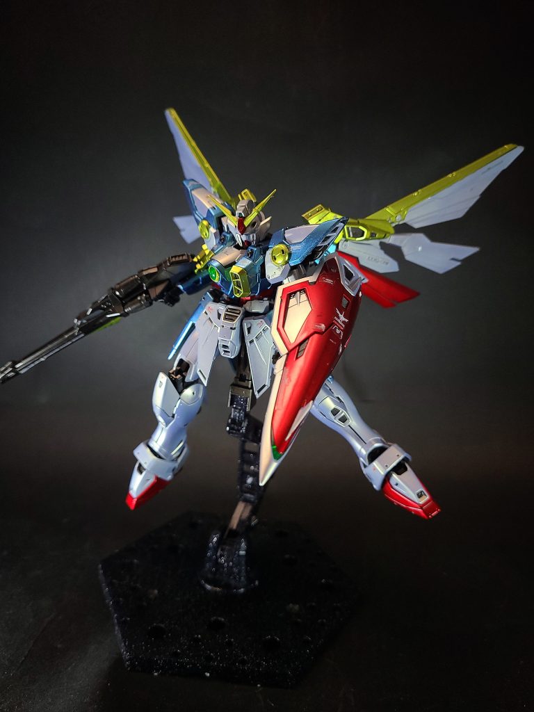 武装シールドバード形態時の機首を兼ねるガンダニュウム合金製シールド[1]。バード形態時は先端にバスターライフルを接続する。先端部は鋭利で、そのまま打突武器としても使用される[1]。テレビ版では先端部にセンサーが設けられているが、EW版では省略されている