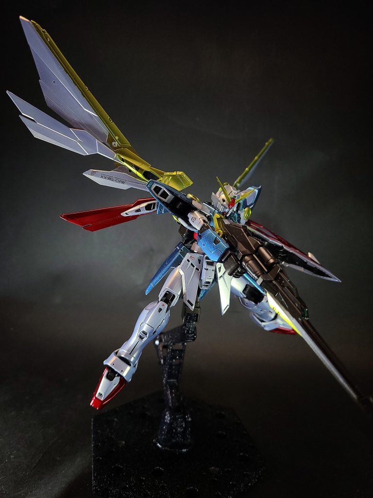 バスターライフルウイングゼロのツインバスターライフルをもとに開発されたビーム砲[1]。オリジナルのツインバスターライフルは機体本体からエネルギーを供給する方式を採用しているが[9]、本兵装の場合は、エネルギーを物質化寸前まで縮退化させて詰め込んだ専用カートリッジを銃身に3基装着しており[3]弾数は3発となる[10][7][4]。戦艦の主砲クラスと同等の威力を発揮する[7]。出力もツインバスターライフルの半分以下に抑えられている[11]が、最大出力射撃時のエネルギーは中規模都市の1日の消費量にも相当し、射軸を中心とした周辺の大気を一瞬にして電離（イオン化）させ、半径150メートルにおよぶ激烈なプラズマ過流と数十キロメートルにおよぶ灼熱の奔流を巻き起こすほどの威力をもつ[3]。また、このビーム自体が複合的な層をもち、高速で貫通力の高いビーム帯を中心に、低速で破壊力の強い粒子束がさらに貫通する[3]。バード形態を併用した本機の機動性と合わせれば、戦略兵器としての運用も不可能ではない[3]。エネルギー経路がカートリッジで完結しているため、規格の異なる別の機体でも使用可能な利点を持ち、作中でもカトルが（「敗者たちの栄光」ではヒイロが）発砲している。プラモデル「マスターグレード ウイングガンダム」では下腕部のランディングクローを使い、バスターライフルの保持を補佐する新解釈が取られている。EW版では機体の全高並みに長大化され、銃尻にはバード形態時に頭部を覆うフェアリングパーツが追加されている。同時に、片腕に3発、左右合わせて6発分の予備カートリッジを収めた専用ラックを懸架する。撃ちきると軍用の補給施設でないと再充填が行えないこともあり、「敗者たちの栄光」の劇中ではヒイロが残弾数を常に意識していた