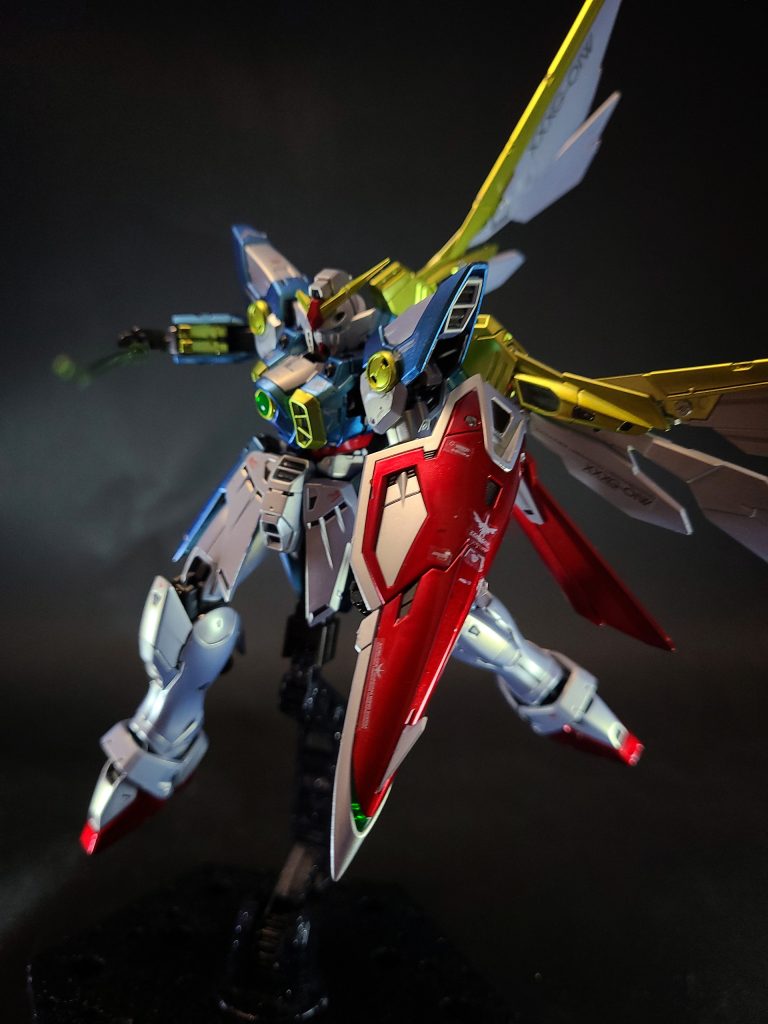 ビームサーベルシールドに1基格納された接近戦用武装。耐久性に優れたガンダニュウム合金製部材を採用することで、水中でもいっさい減衰しないほどの高出力を発生させる。抜刀時はシールドが中折れしグリップが露出する。EW版ではシールドの中折れギミックが省略され、裏面に格納される。バルカン頭部に2基内蔵された機関砲。斉射した際はマシンキャノンとともに、1分も経たずに弾切れとなる[13]。主な用途は牽制や接近戦での使用となる[14]。EW版には装備されていない。マシンキャノン両肩に2基内蔵された機関砲。中・近距離用の兵装で、内部はドラム構造であるため連射ができる[