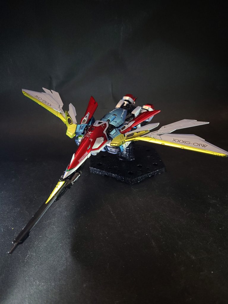 バード形態ウイングガンダムの高速飛行形態。ACの世界では航空兵力として戦闘機が現役であり、MSを飛行戦用とした場合、エアリーズのように攻撃力が低下する機体も見られた[3]。ウイングガンダムでは、バード形態の変形機構によって戦闘機とMS双方の機体特性を獲得することに成功している[3]変形は全自動で行われ、スラスター位置や空力特性が変化する。これによってバード形態では、各スラスターのベクトルが後方へ集中す