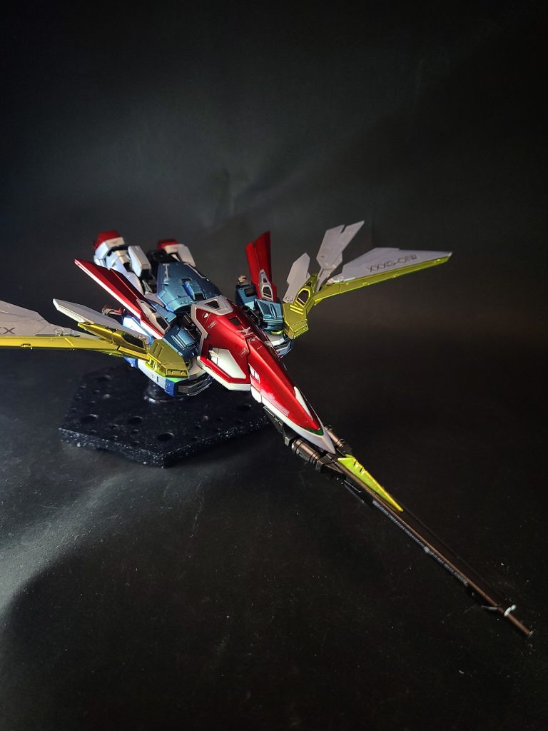 バード形態は移動から空中戦闘で使用され、バスターライフルの使用も可能[4]。同形態時の性能は従来型の戦闘機をしのぎ、大気圏突入も可能となる[7]。EW版では腰は旋回せず、膝の折り畳み方向もテレビ版と逆になっている。