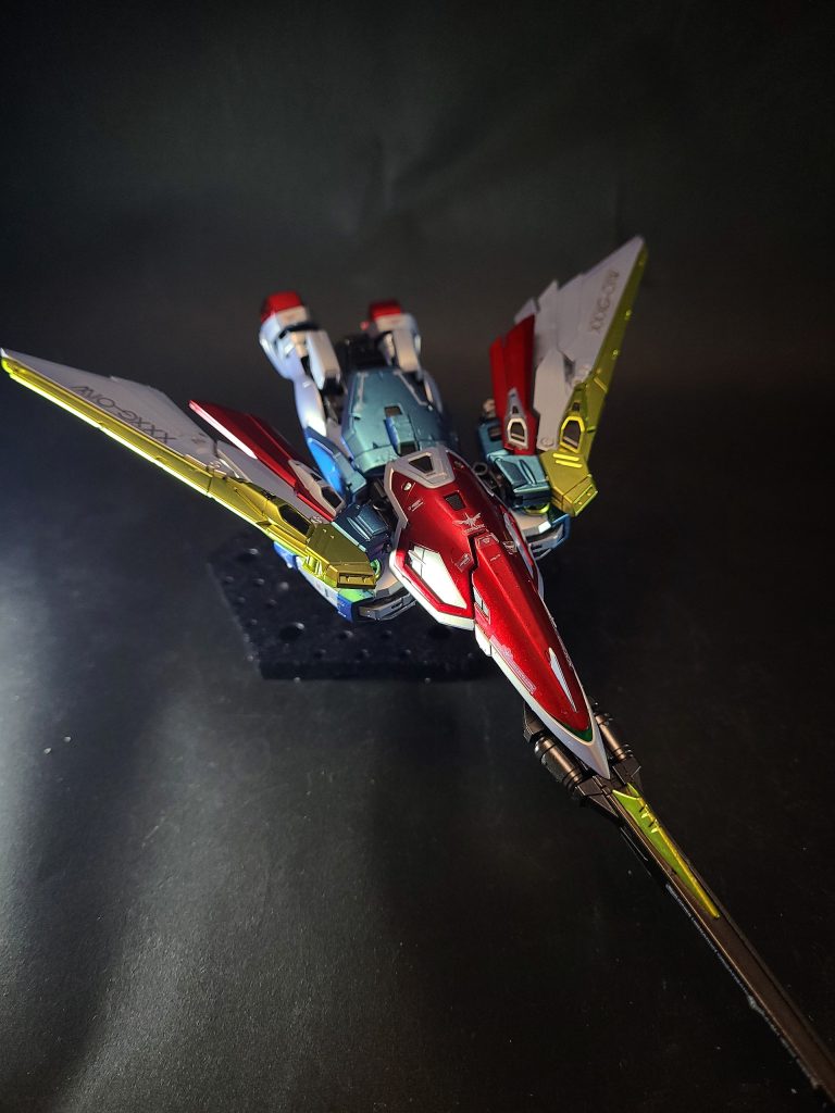 製作エピソードテレビ版のデザインを担当した大河原邦男は自著において、『新機動戦記ガンダムW』の前作『機動武闘伝Gガンダム』の流れから日本をモチーフにしたガンダムをデザインしており、肩の意匠は家紋をベースにしたと語っている。また、その可変機構はゴッドガンダムの画稿の中で没になったものにも通ずるとしている