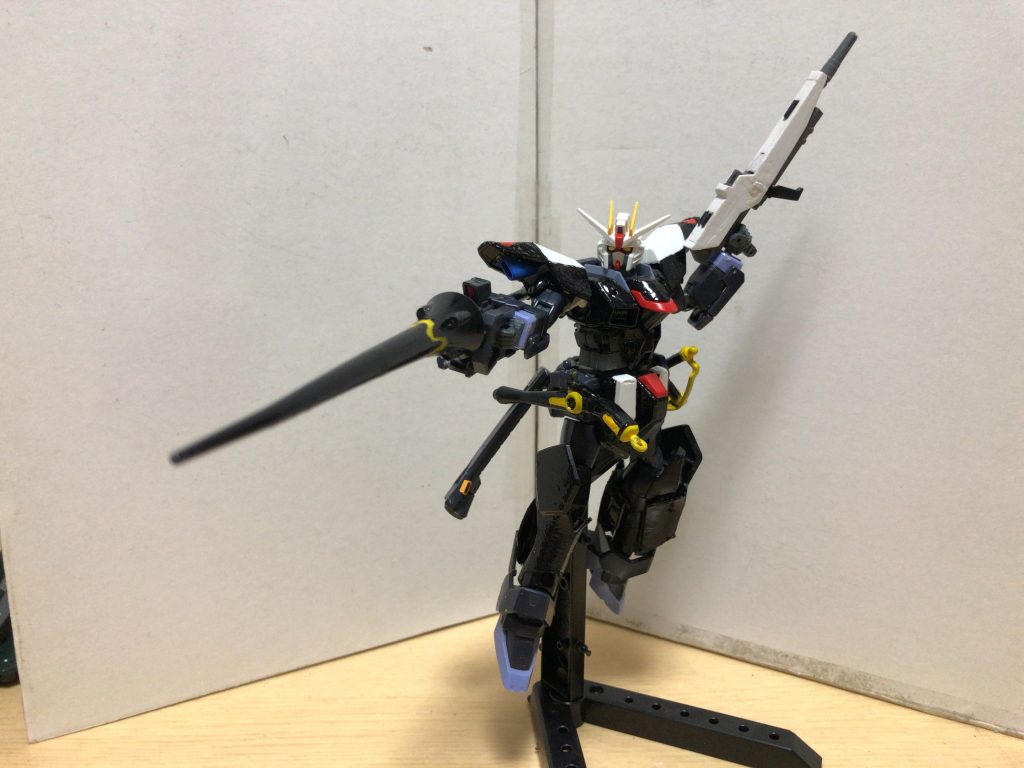 ショットランサー改(手前)X2のブースターの1つを下部に取り付けているため、刺突攻撃の際に加速させることで貫通力を上げている。ビームシューター(奥)フリーダムのものに少し手を加えてる。ドリル状のビームを放つ。