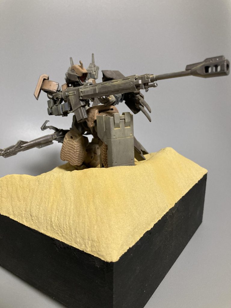 膝立ちライフル構えポーズです。ここまでの写真は室内光のみです。これまた初のウェザリングカラー、ウェザリングパステルを使ってウェザリングしました!これも凄技本を参考にしました!難しかったですが楽しかったです!