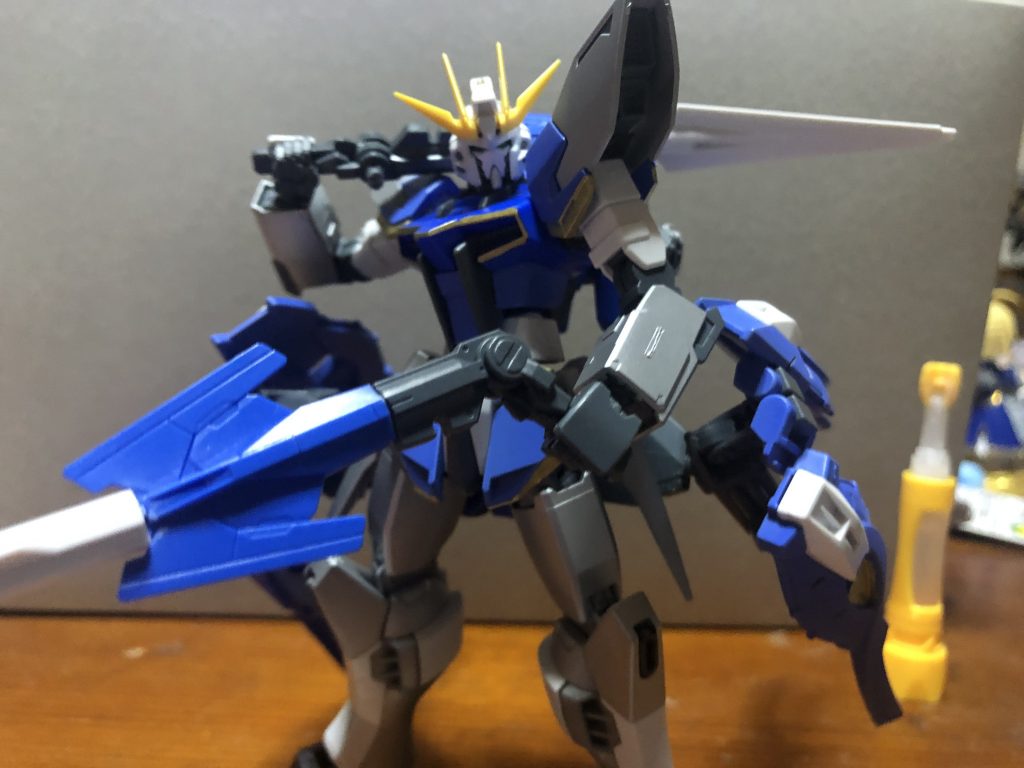 背中のバックパックには、ダブルオーのGNソードをベースにした、GNブレイドを装備し、両手持ち可能でライフルにもなります