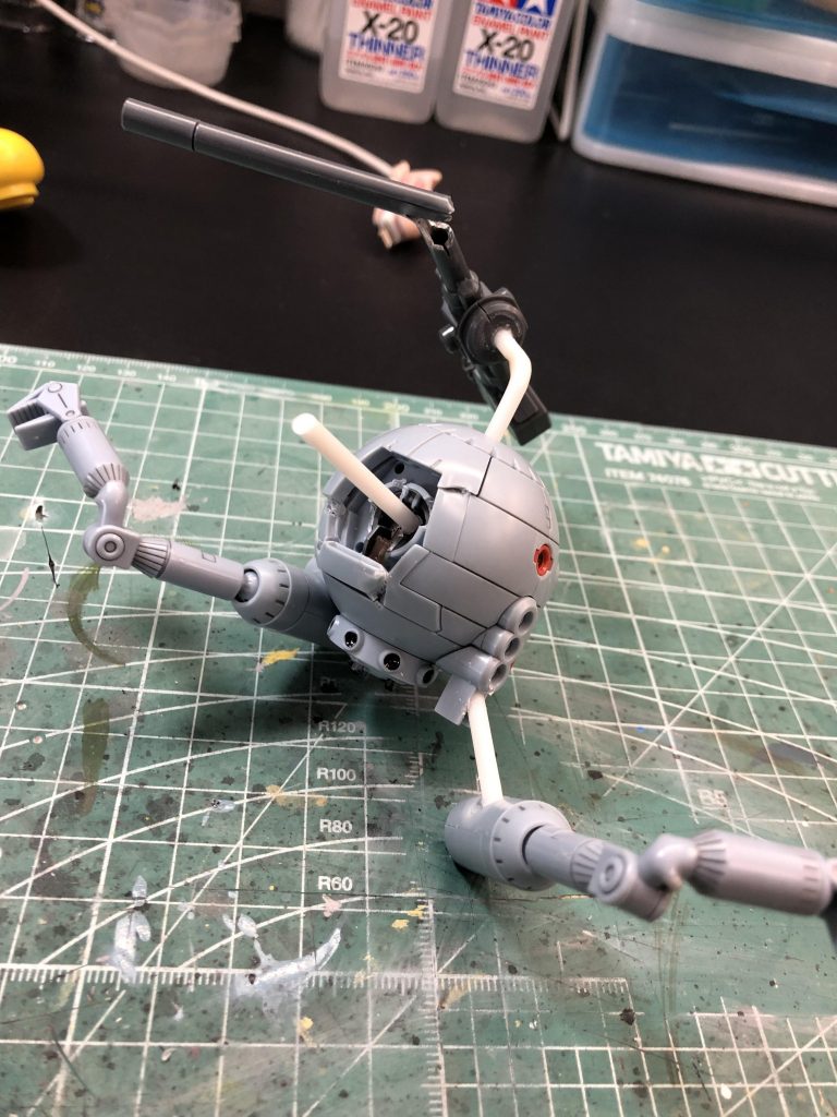 こうやってプラ棒で綿を付けたい箇所を決定し、腕部をライターで炙ってへしゃげさせて完成よ(^^)あとは綿を付けてマスターウェザリングで満遍なく汚して拭いて綿を適当に汚せば完成👍