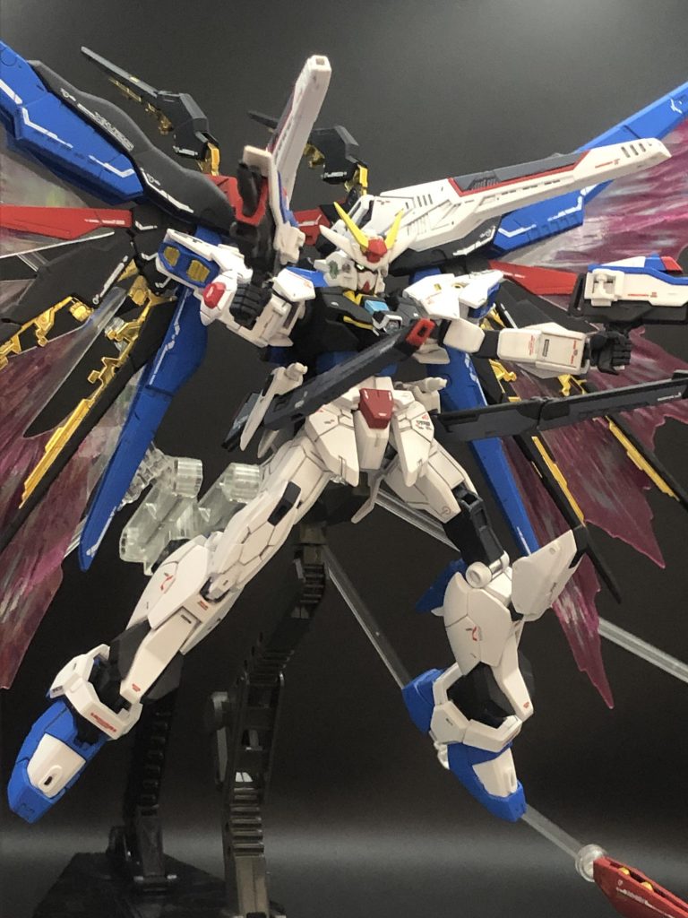 フルバースト!腹部ビーム砲をオミットした代わりに、バラエーナを装備して火力を補っています。レールガンはフリーダムの物がデザイン的に好きなので、こちらを採用しました(`・∀・´)