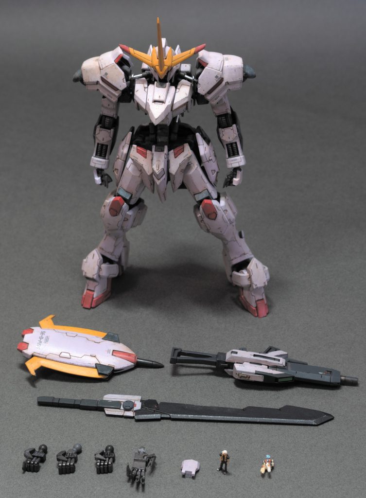 武装と付属品です。左平手と左右握り手をスクラッチしてみました。また、武器持ち手も少し改造して銃持ち手にしたものを用意したりでハンドパーツを充実させています。武装は専用武器っぽくしたくてグレー一色でなく、一部を機体色の白ピンクにしてみました。