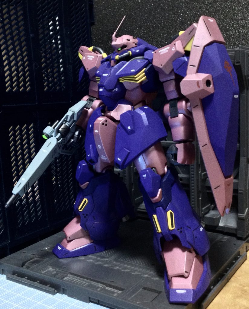 閃光のハサウェイ公式が発表した設定画を一見し、地味なカラーリングのノーマル型から一転、どう見てもネオジオンの機体にしか見えない禍々しいカラーリングに痺れました。右肩のスパイクやバックパック・リアアーマーが外され所謂「ネイキッド」たる佇まいを再現するべく、改修を施しました。