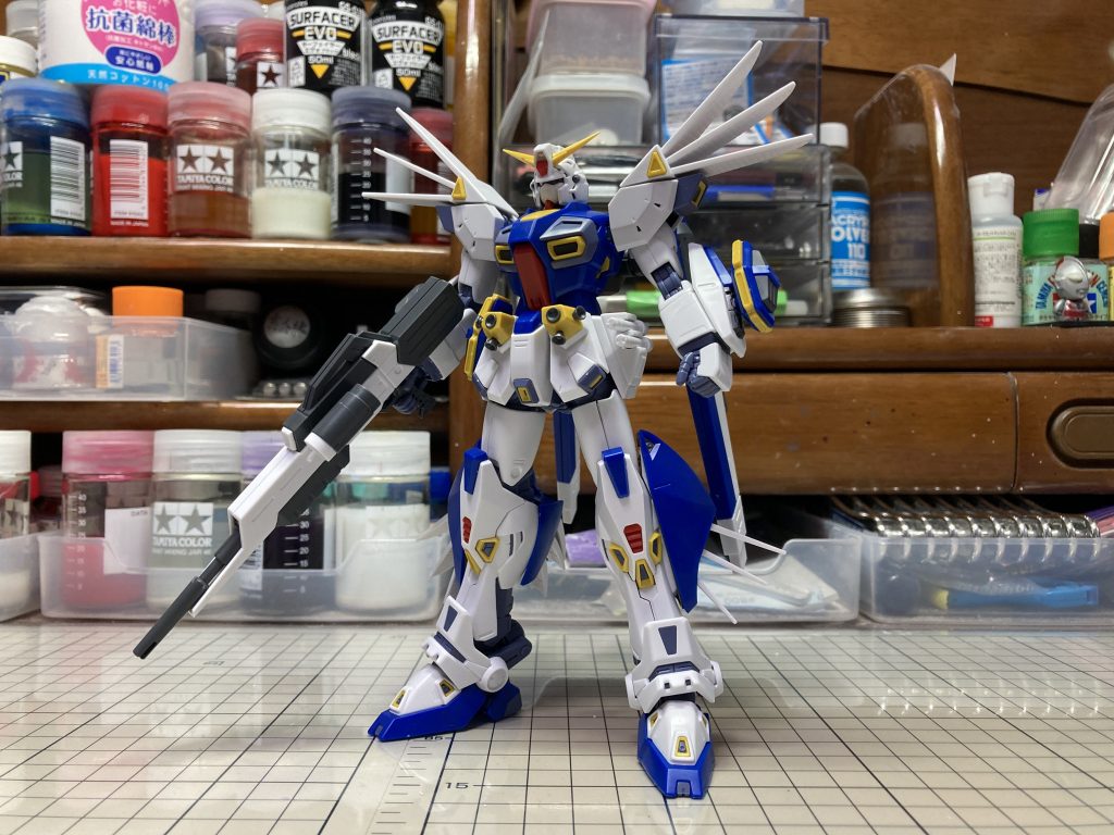 素組み時V装備の色が全体的に足りてませんが、旧キットは全部青一色成形だったのでこれでもかなり進化してる方です