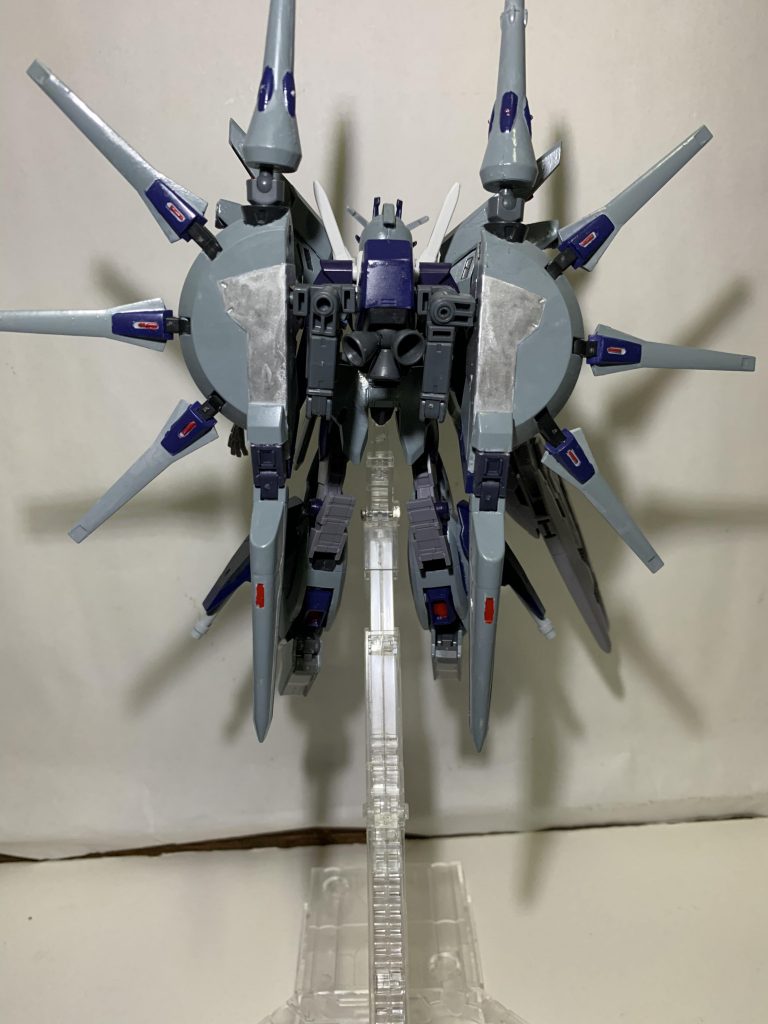 バックショット予備としてフェイクニューのファンネルも二基装備。