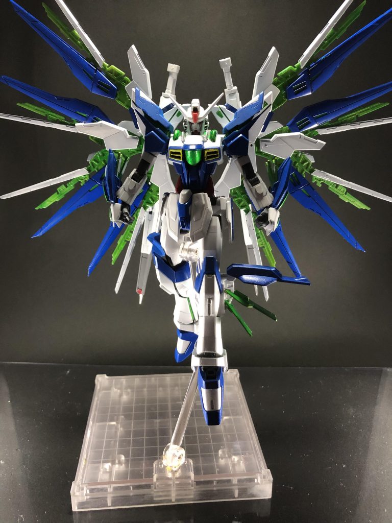 そして今回のメインギミックのサテライトオーバーフローモードです。サムネの通りブラックライトを当てるとなんと光ります……これにしたいがためにRGのストフリを強引にHGの規格に合うように改造してます。