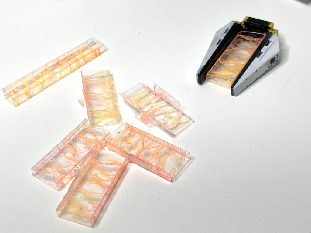 フィンファンネルやレールガンの放電エフェクトは透明プラ板にけがき針で模様を掘って、マジックリンで流動性を高めたアクリジョン の蛍光カラーを流して作成しました。↓参考↓https://twitter.com/kouta15875969/status/1166121967000281088?s=21