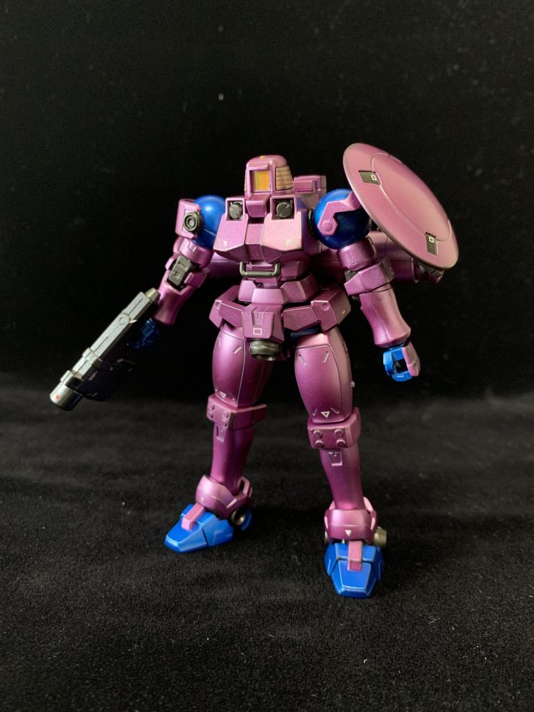 ショートビームライフルとシールドを装備。下地はクレオス シルバーを使用。基本色の塗装後に、光沢クリア→デカール→光沢クリア→ペーパーで水研ぎ→光沢クリア→つや消しクリア→ウェザリング→つや消しクリア の順で仕上げてます。