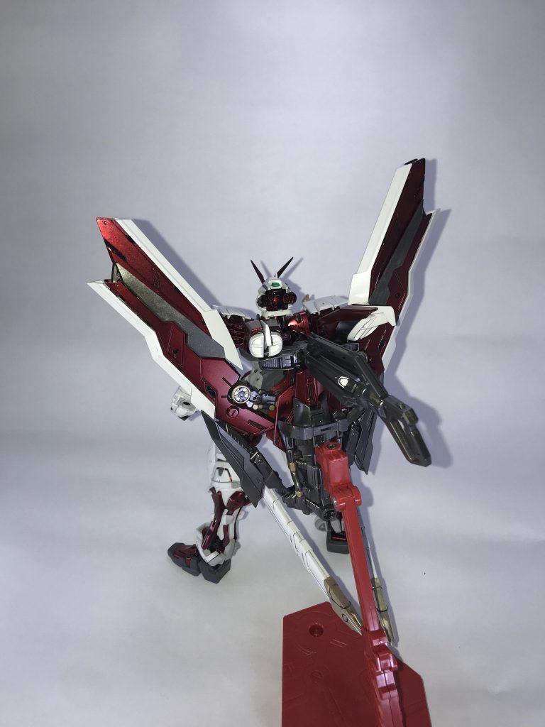 タクティカルアームズIILは銃身部分等のパーツはシルバーにブラックを混ぜてガンメタの様な色合いにしています。また、金色などの箇所はエナメル塗料で筆塗りしています。