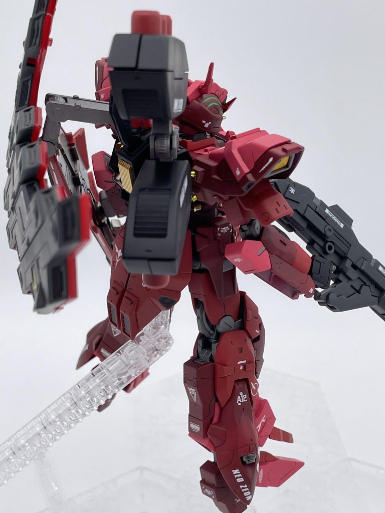 ファンネルコンテナは右側の背中のアームに取り付け。