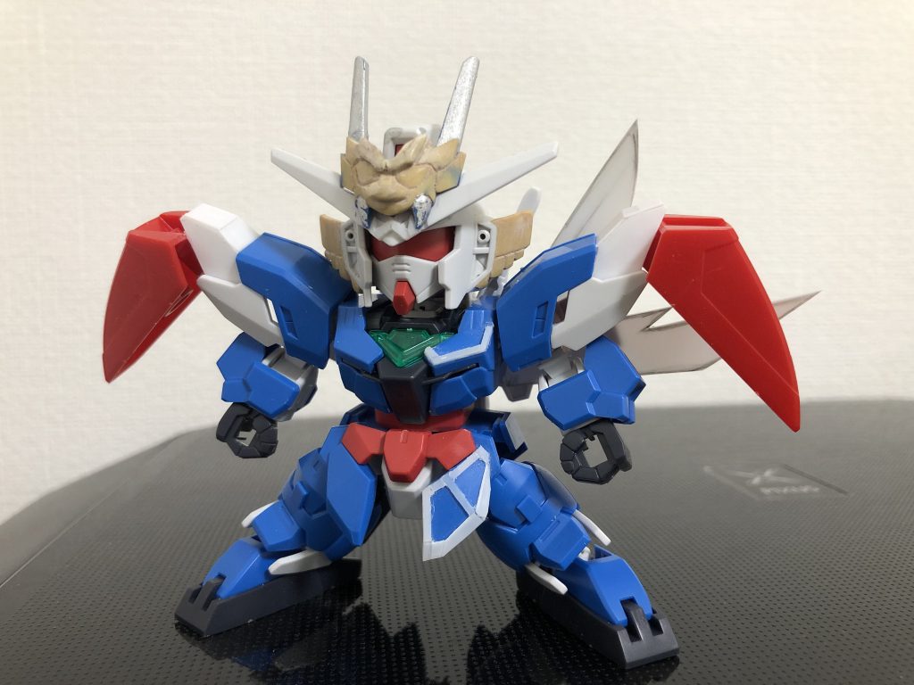 プラ板や1mm角のプラ棒で、胸や腰のアーマーの縁取りを装飾。肩は武神の盾を装備する為に、一部プラ板で工作。盾のジョイントは、ボールデンアームズの球関節(小)を使っています。