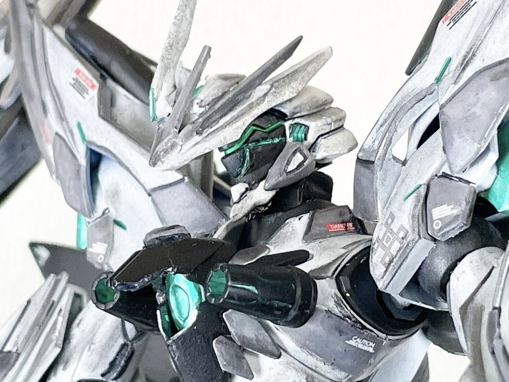 顔面アップスリットアイを1本追加したほか、顎をルプスレクスのものに変更しています。