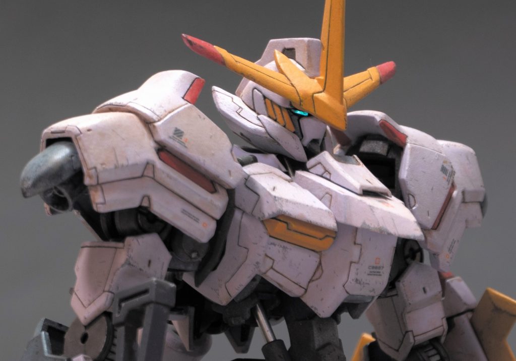 カメラアイにはルプスレクスの膝とかに貼るエメラルドっぽい色のホイルシールを刻んで貼っています。掲載している写真はすべて無加工ですがこんなに光を拾ってくれます。(白いコピー用紙を反射させてる)