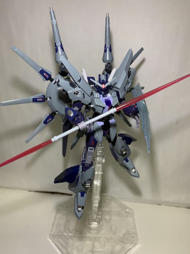 ビームサーベルはコアガンダムの物とレジェンドの物の4本装備。レジェンドといえばビームサーベルを連結させて使う印象の為、足の追加装甲裏にマウントさせて装備。