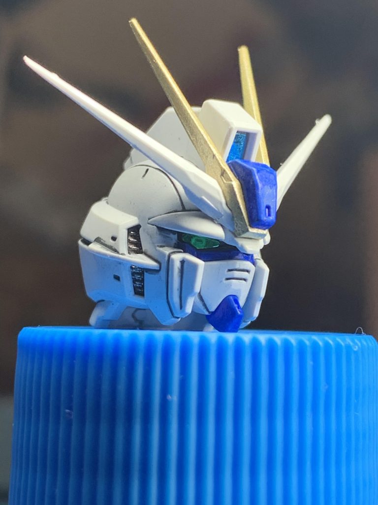 普段はガンダムマーカーで塗ってしまいますが、今回はモノアイのグリーンと頭部センサー類はリアリスティックデカールを使いました。常にキラキラが強くていい感じです。モノアイの黒はエナメルのフラットブラックで塗っています。