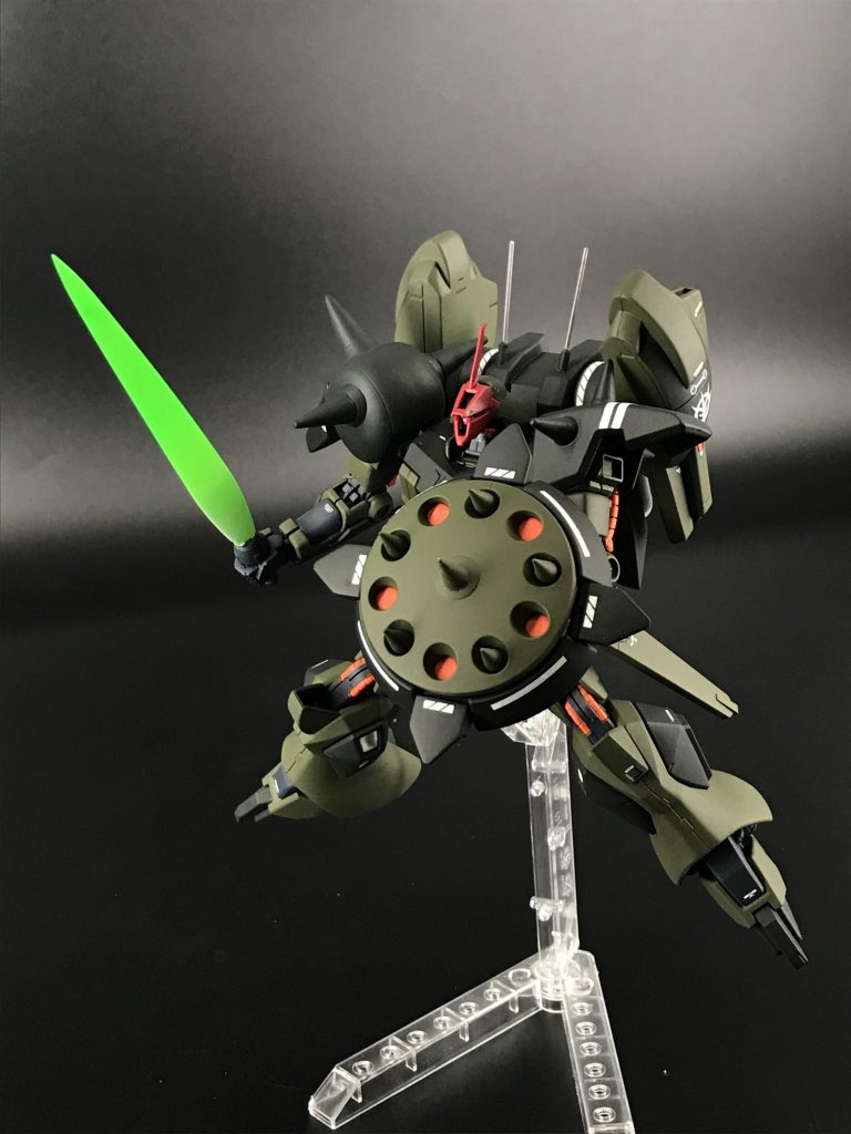 盾を構えた騎士風のポーズもしっかり決まります。このスパイクシールドならシールドバッシュでも敵を殴り倒せるはず！