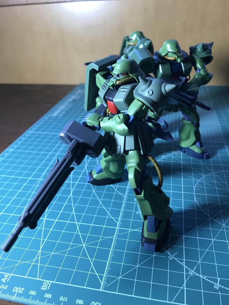 同時に3機で全てモノアイ可動式にしました。初めてのモノアイ可動改造でしたがネットを参考にしてみると割と簡単に出来て感動しました。出来栄えはまだまだですが満足しています。