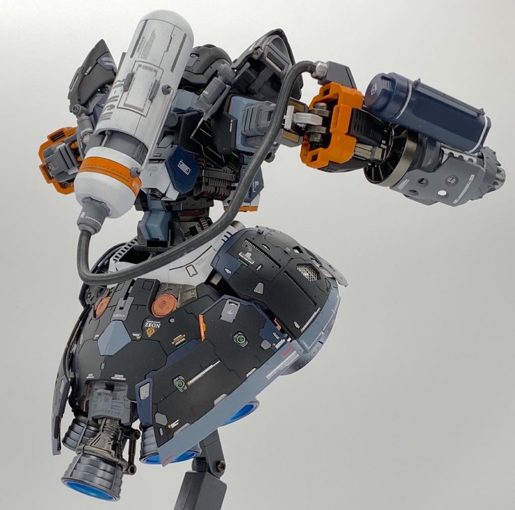 背中のタンクはバイアランカスタムのプロペラントタンクを改修したものを装備しています。